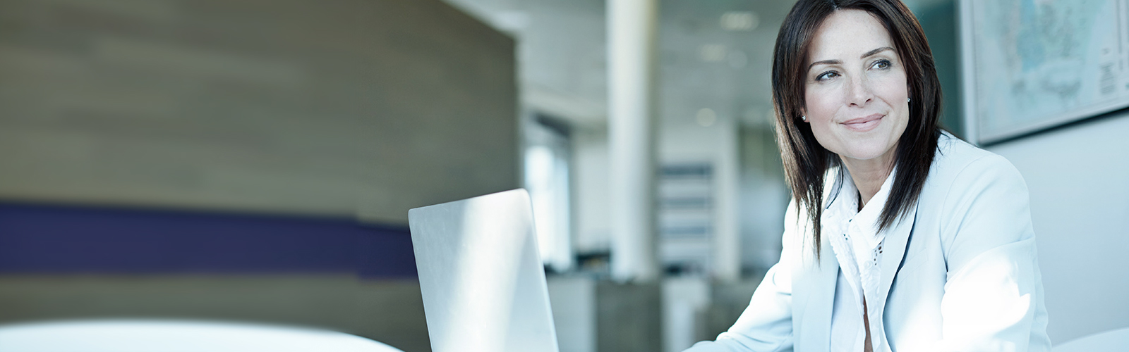 doctor on laptop 1600x500